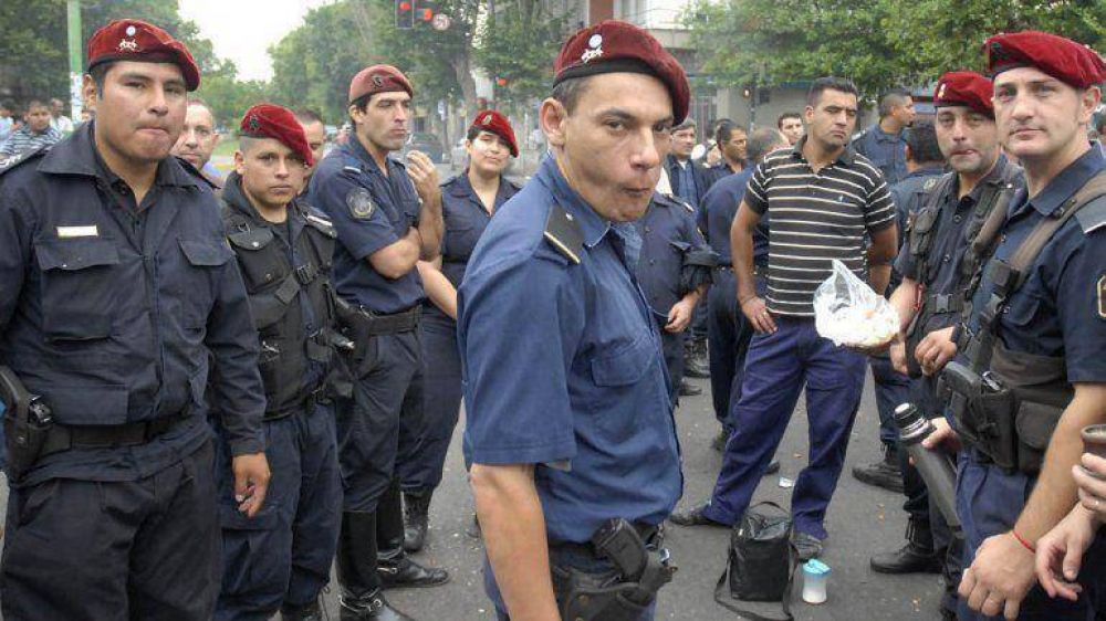 Polic�as acuartelados: hay tensi�n en Chaco y siguen las protestas en La Plata y Santa Fe