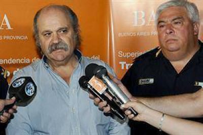 En medio de las acusaciones, Alejandro Granados se re�ne con los polic�as acuartelados para destrabar el conflicto