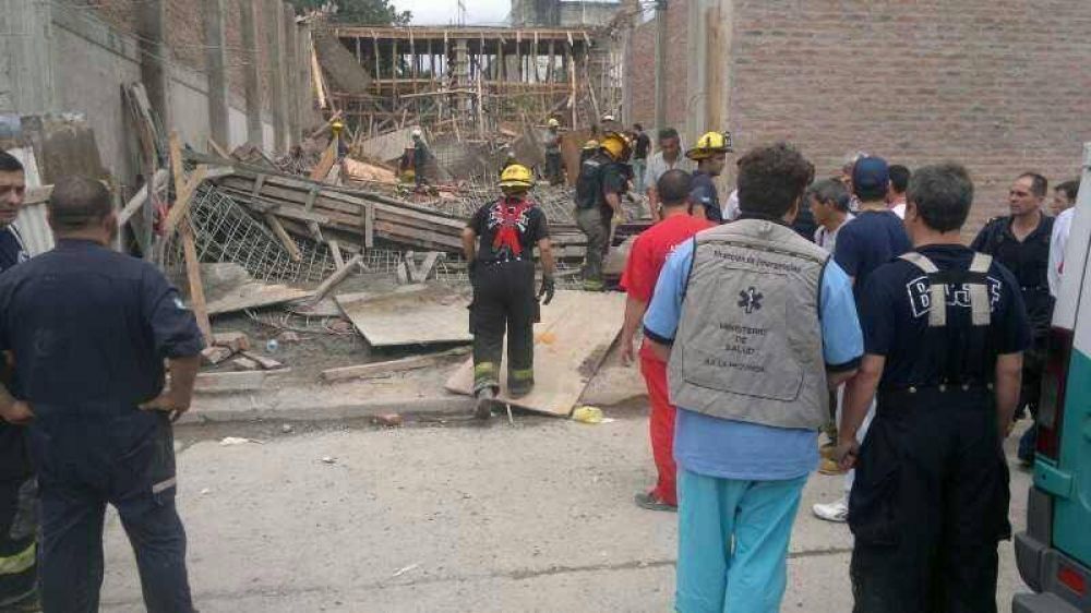 Emergencias confirma un muerto y siete heridos tras el derrumbe de una loza en Merlo