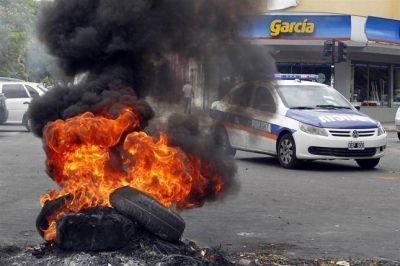 La Plata: a pesar del anuncio de Scioli, la polic�a se niega a terminar la protesta