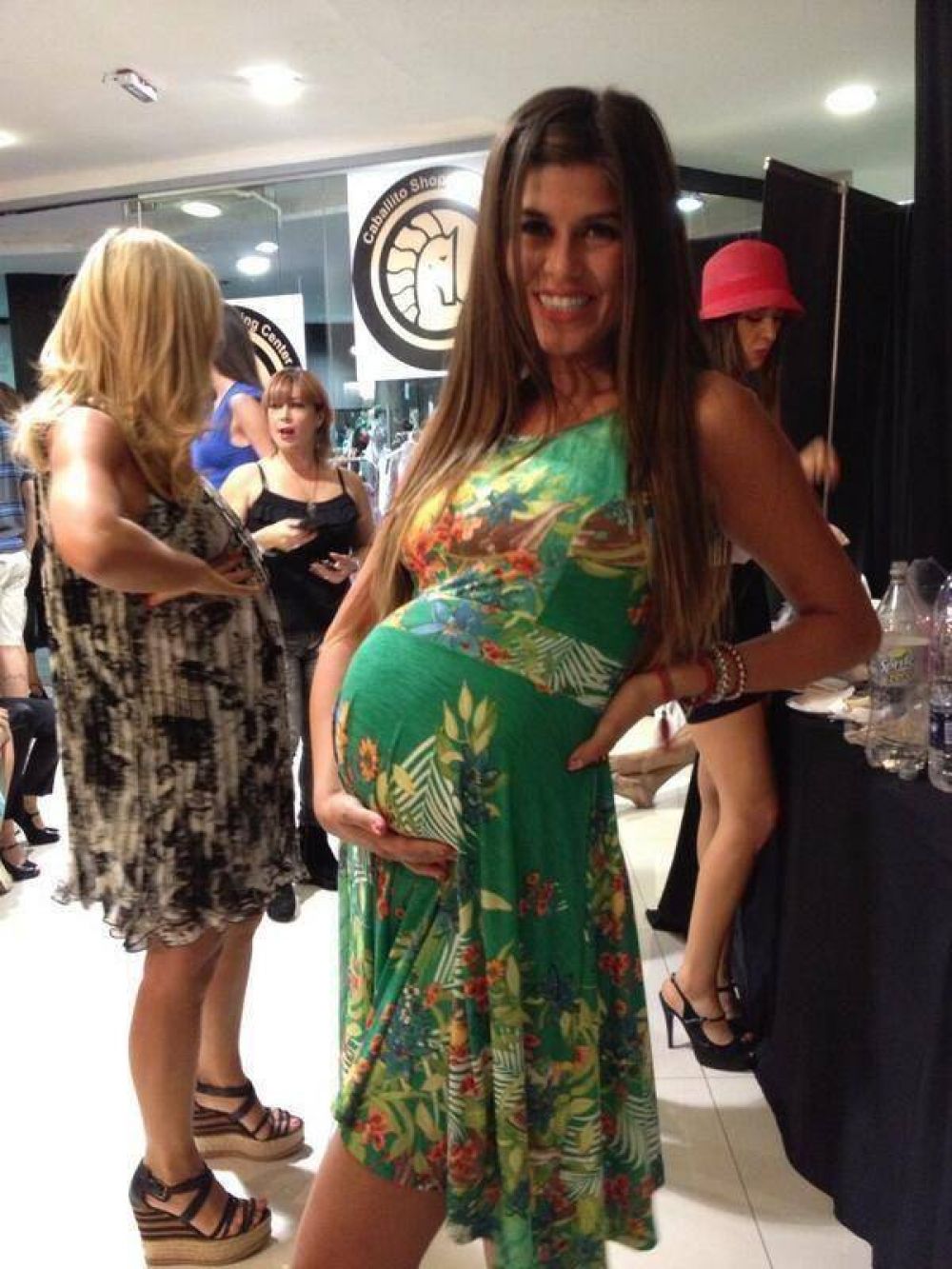 Loly Antoniale desfil� como una embarazada y recibi� los elogios de Rial
