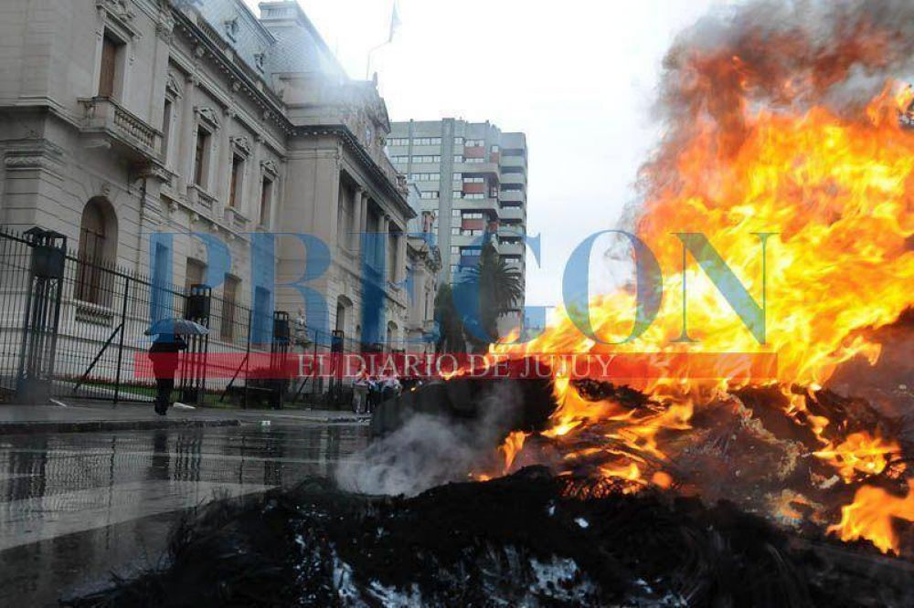 Quemaron gomas en Casa de Gobierno