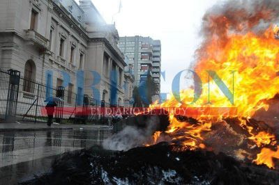 Quemaron gomas en Casa de Gobierno