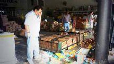 Saqueos en Tucum�n: Al menos cuatro locales comerciales fueron arrasados