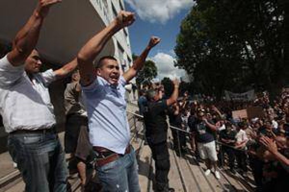 Scioli decret un aumento para la polica y logr reducir la protesta en Buenos Aires
