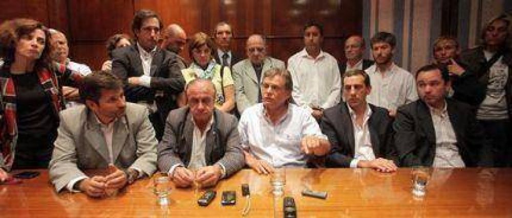 Polic�as levantan el paro y desde este mi�rcoles se normalizan servicio; municipales finalmente trabajar�n