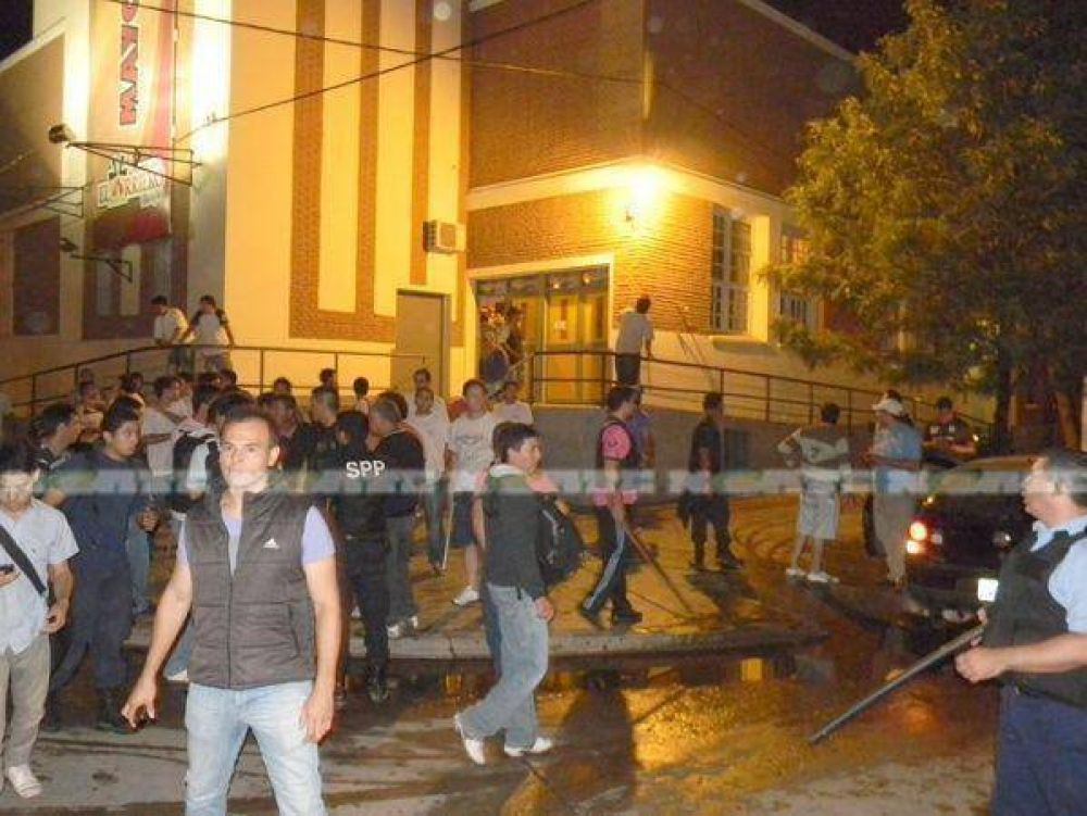 Senz Pea: grave la situacin por saqueos e incidentes