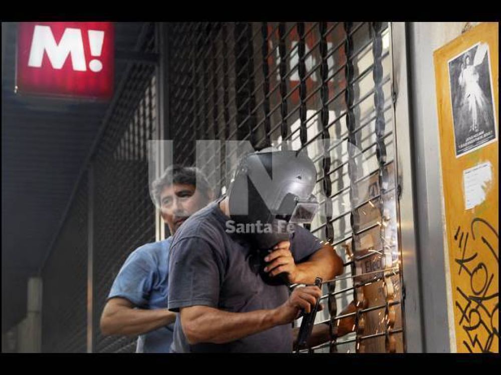 Los comerciantes cierran sus negocios y sacan la mercader�a