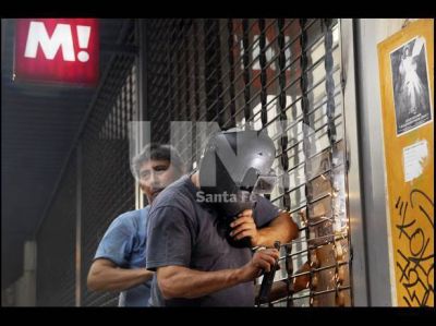 Los comerciantes cierran sus negocios y sacan la mercader�a