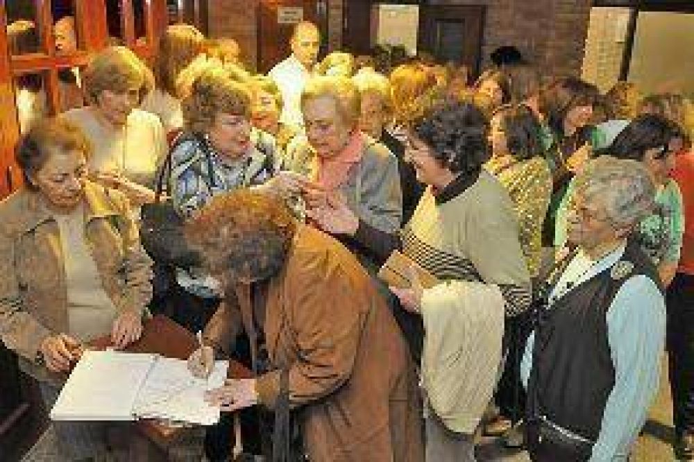 Por Mama Antula recaudan m�s de 10 mil cartas y firmas