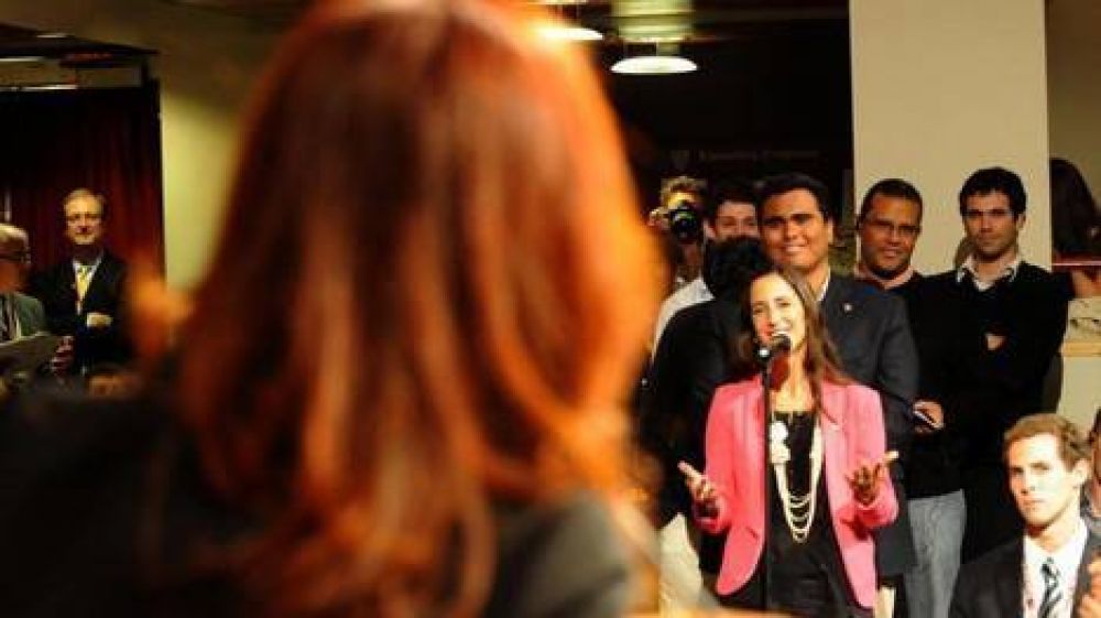 Muri atropellada la chica que le hizo la primera pregunta a Cristina en Harvard