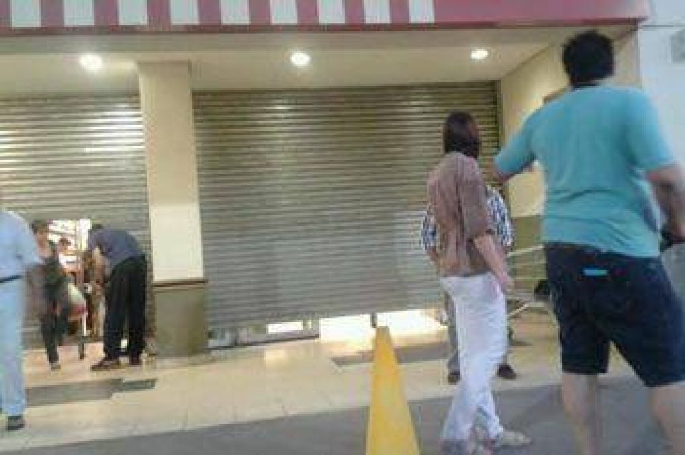 LA POLIC�A PIDE A LOS SUPERMERCADOS QUE CIERREN SUS PUERTAS
