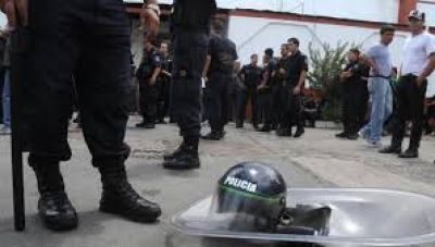 La polic�a bahiense acept� los $ 8.570 de bolsillo que dispuso Scioli y levantaron las protestas