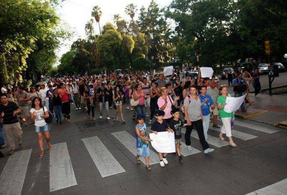 Cr�nica de un lunes tenso: incidentes y malestar en el reclamo de familiares de polic�as en la Legislatura