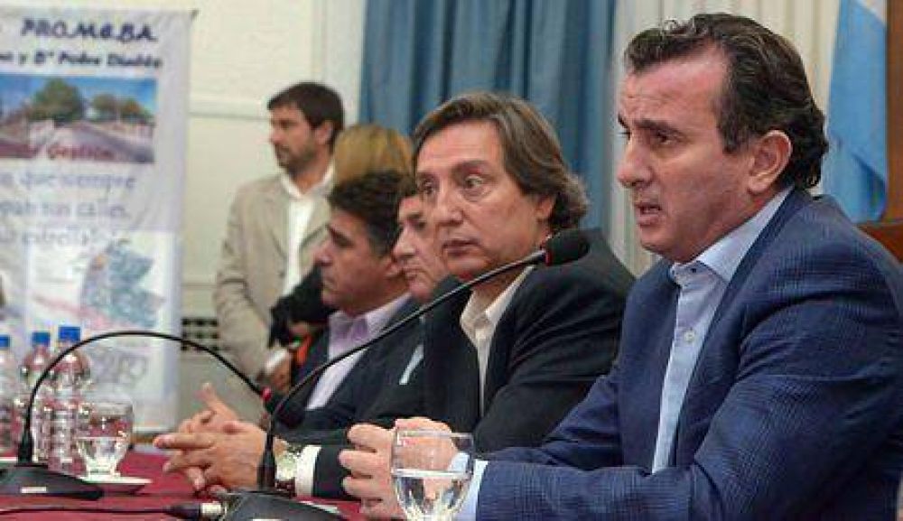 P�rez: "Estamos firmando el programa de mejoramiento barrial m�s importante de la provincia"
