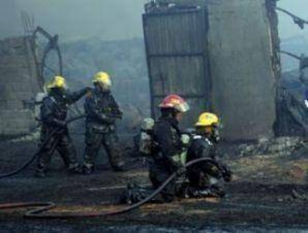Las llamas destruyeron tres propiedades en La Angostura
