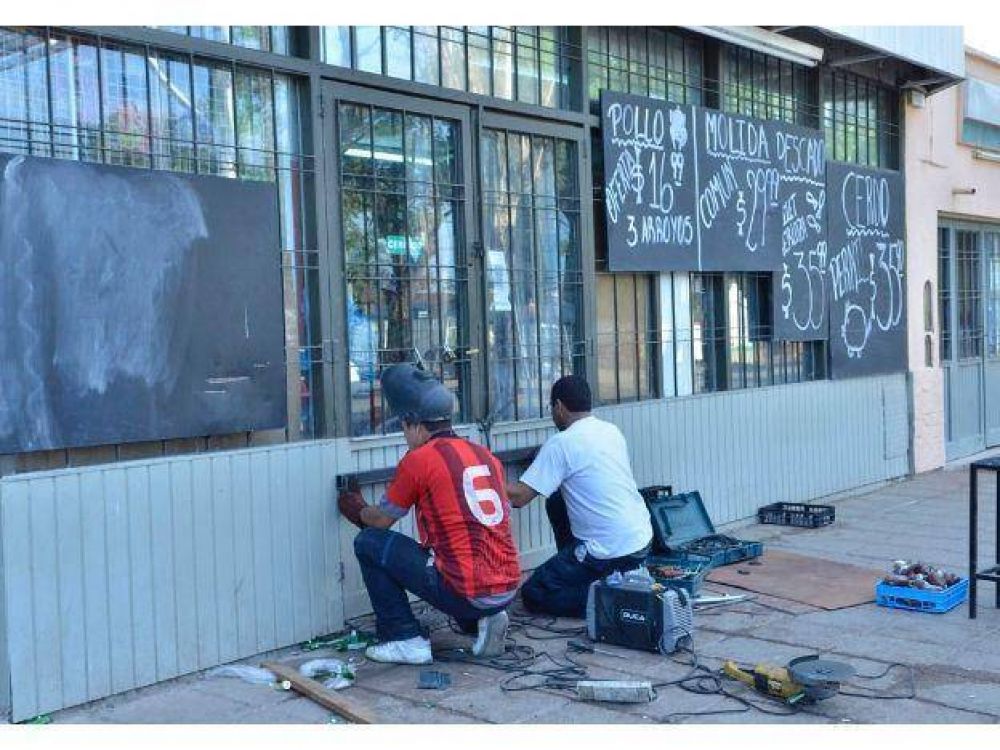 Apu�alaron a un polic�a en Guaymall�n en un robo de bebidas alcoh�licas en un supermercado