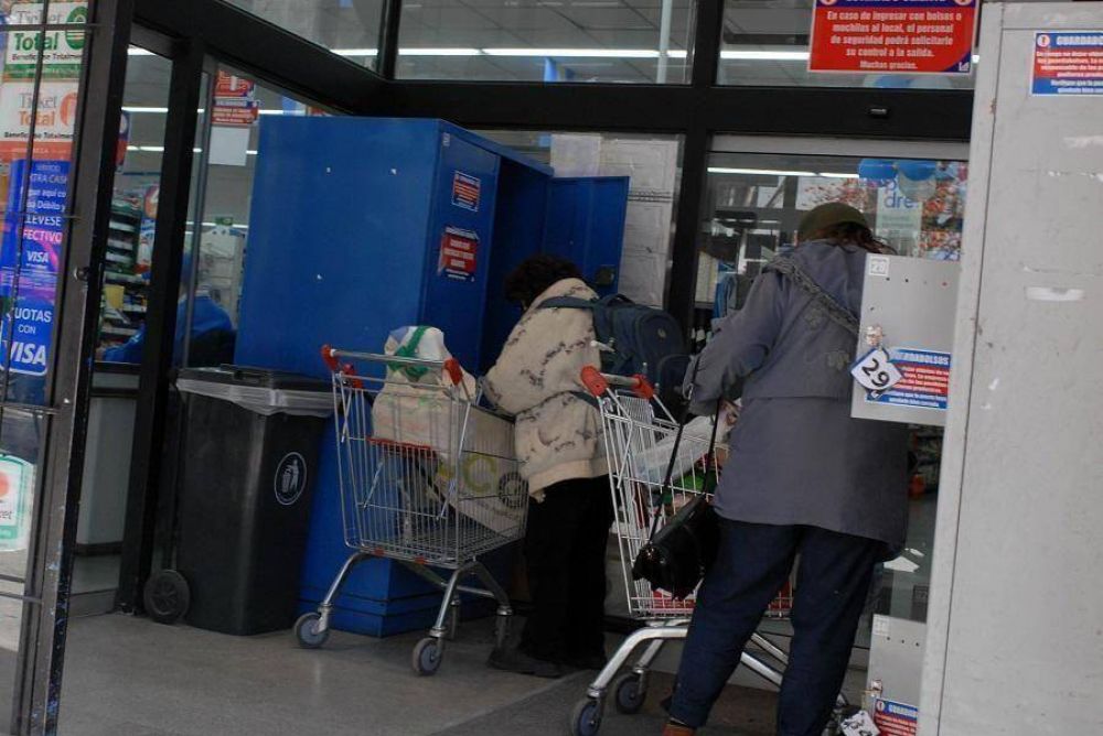 Dos supermercados proveern a beneficiarios de tickets