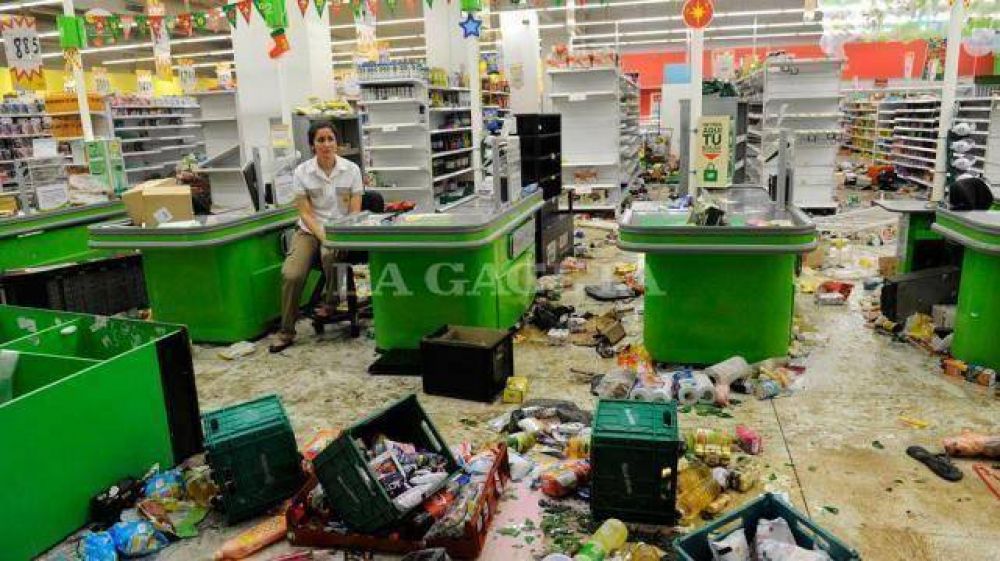 Saqueos, miedo y caos en Tucum�n