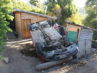 Volc� y termin� en el patio de una casa