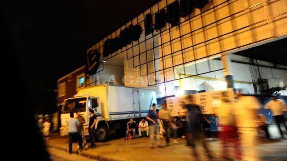 Comienzan a circular los colectivos tras una noche de furia
