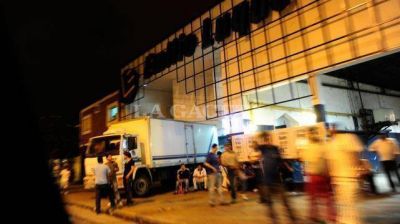 Comienzan a circular los colectivos tras una noche de furia