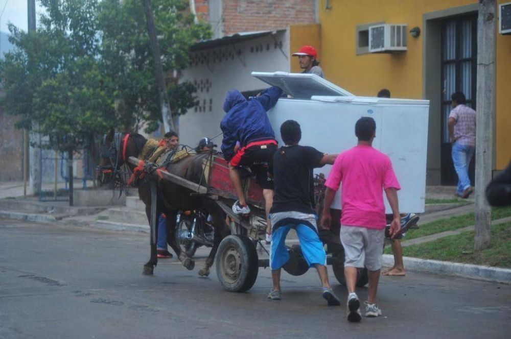 Con palos y armas, empleados de decenas de comercios intentaron en vano frenar los ataques