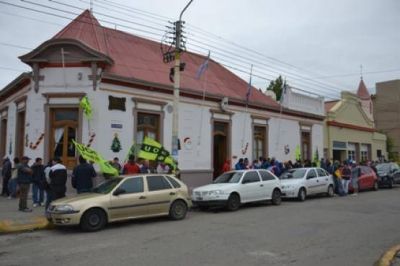 Trabajadores de la UOCRA se manifiestan frente a la Municipalidad