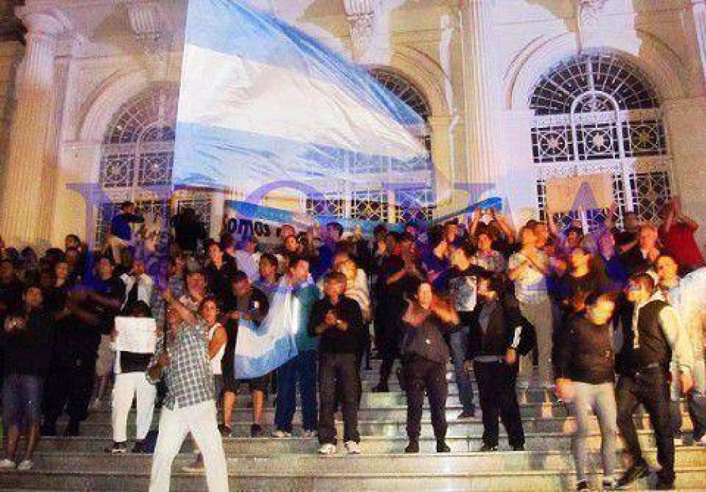 En La Plata, la Polic�a se dividi� tras el decreto que fija un aumento de 8570 pesos