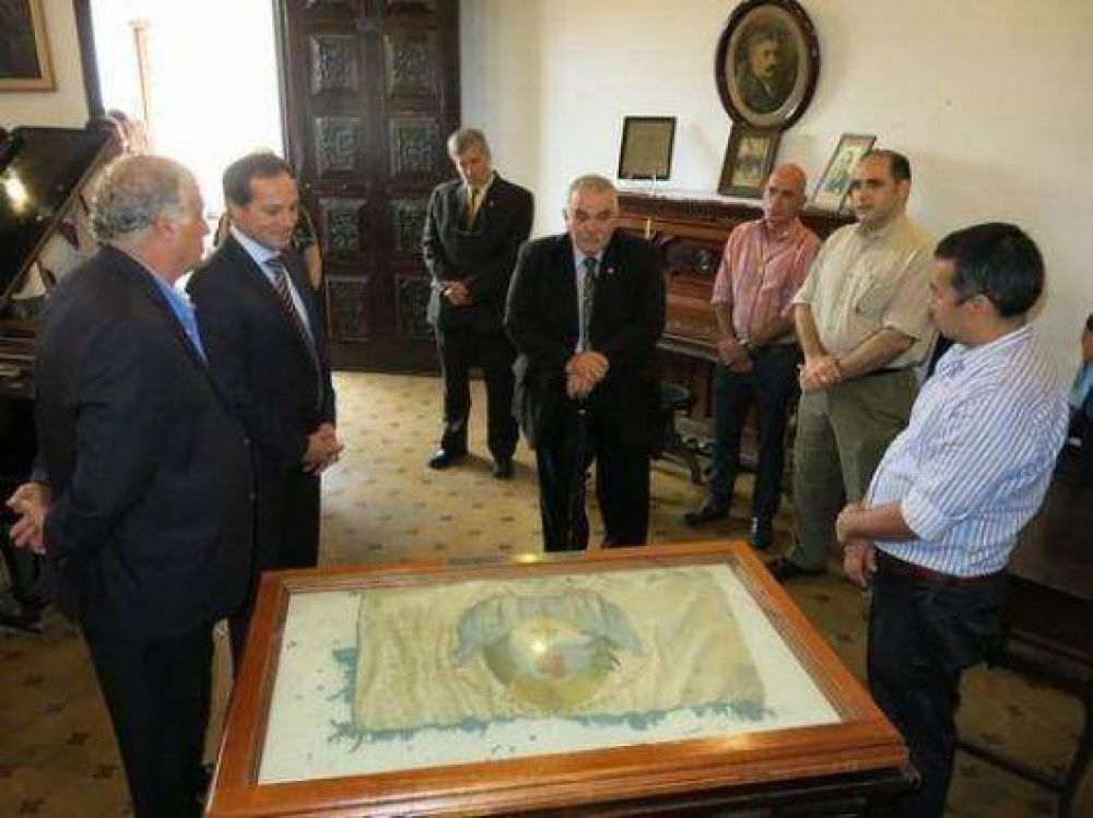 Restituyen la Bandera de Ca� Guaz� al patrimonio provincial