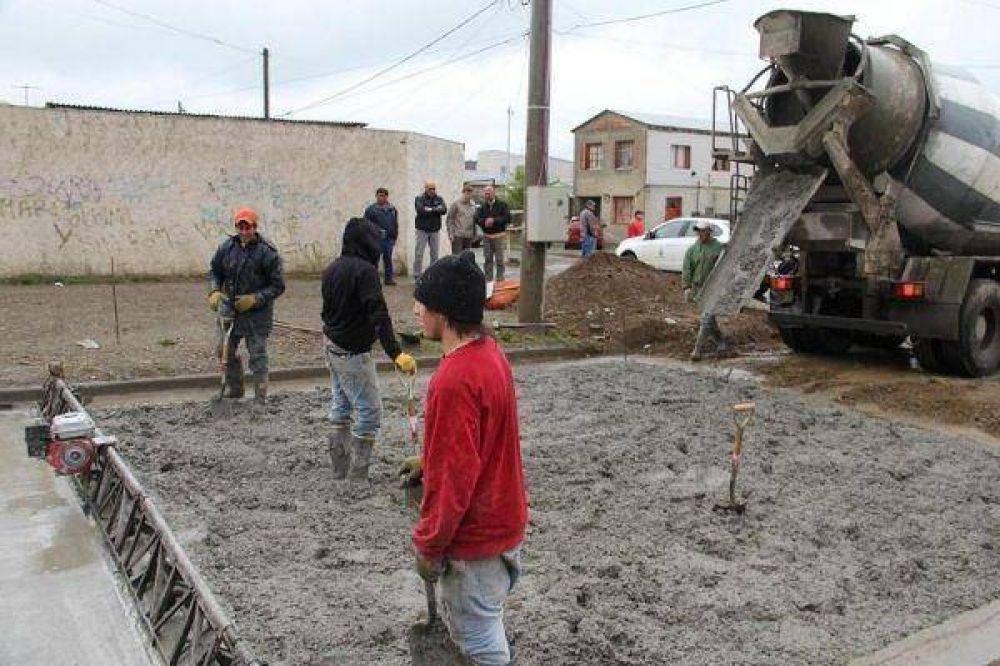 Melella supervis� el inicio del plan de pavimentaci�n en la margen sur