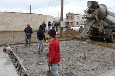Melella supervis� el inicio del plan de pavimentaci�n en la margen sur