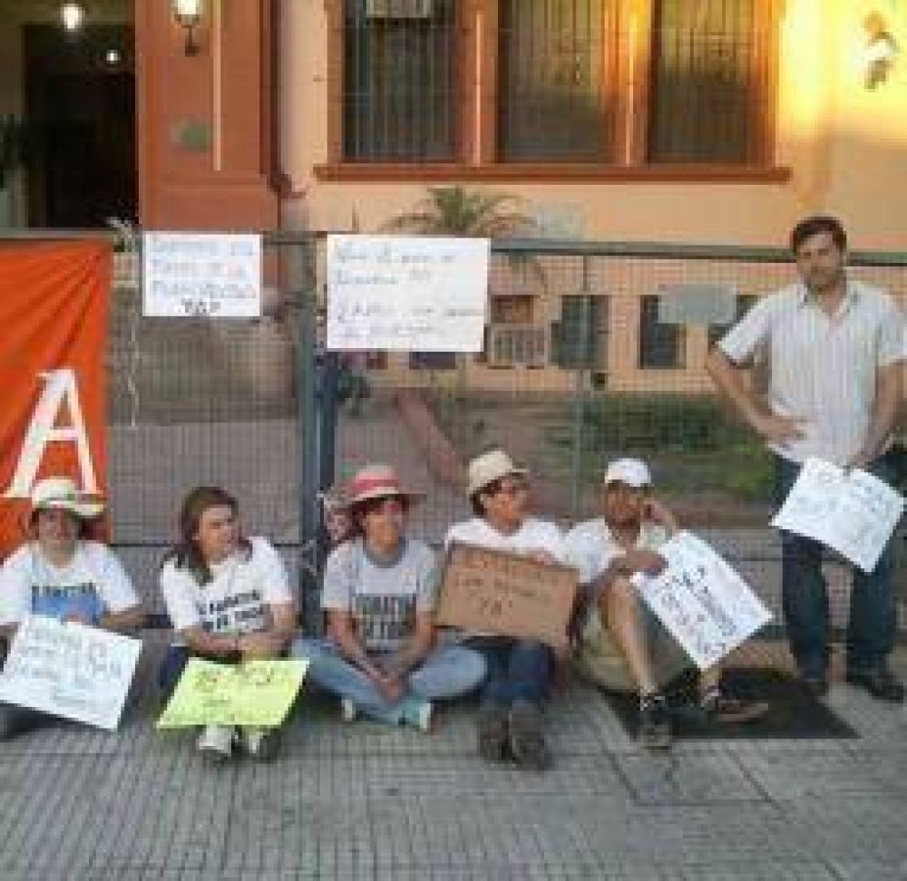 El intendente Bordagaray se encaden� frente a Casa de Gobierno