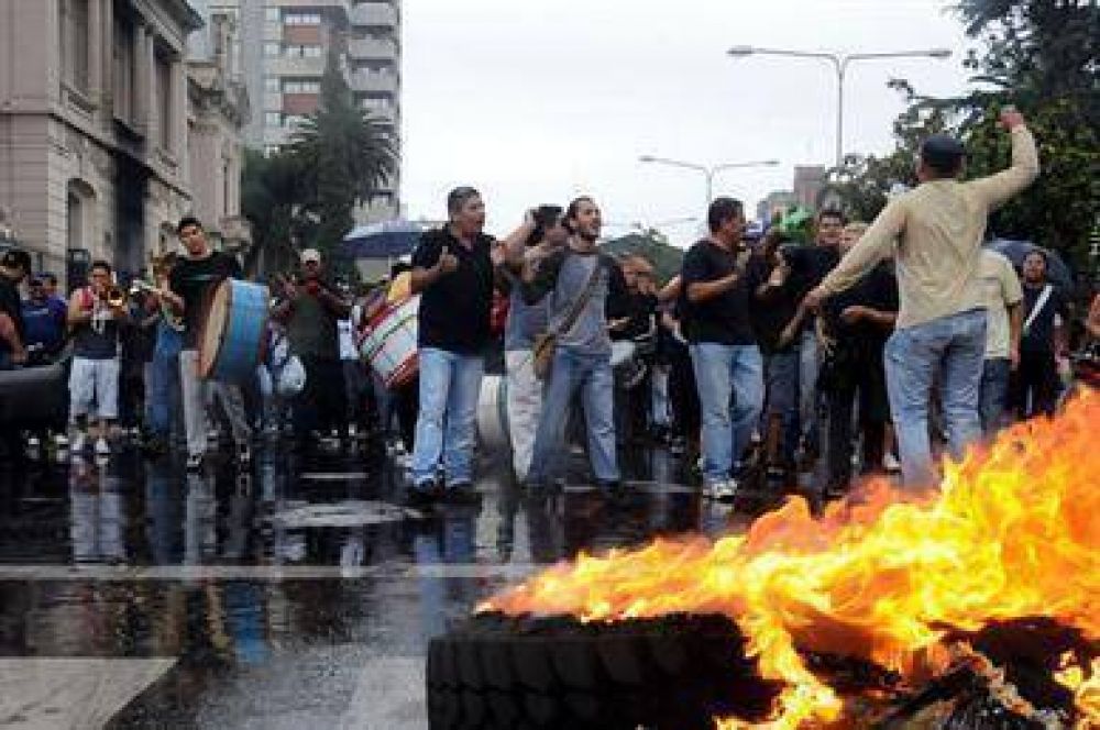 Creci� a diez el n�mero de muertos por los saqueos y se mantiene la tensi�n en varias provincias del pa�s
