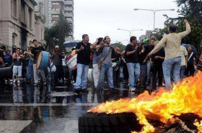 Creci� a diez el n�mero de muertos por los saqueos y se mantiene la tensi�n en varias provincias del pa�s