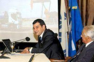 Galuccio present� una nueva emisi�n del bono minorista de YPF que pagar� un plus por producci�n