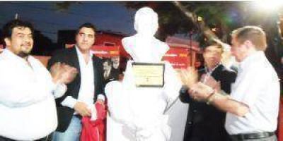 Inauguraron busto en homenaje a ex presidente Ra�l Alfons�n