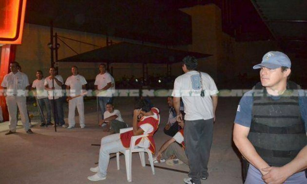 S�enz Pe�a: empleados armados en la vereda de los locales