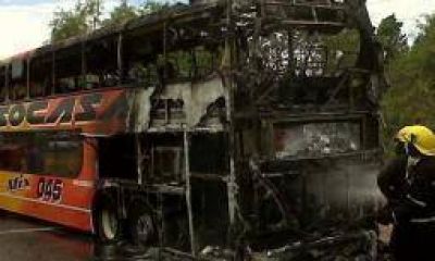 Colectivo fue consumido por las llamas por una p�rdida de combustible