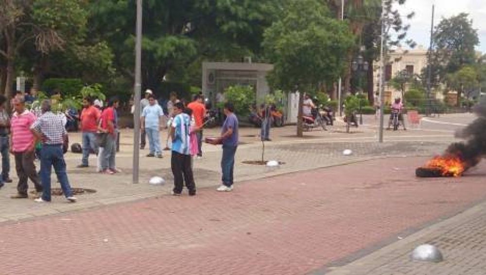 Contin�a el reclamo de los trabajadores estatales