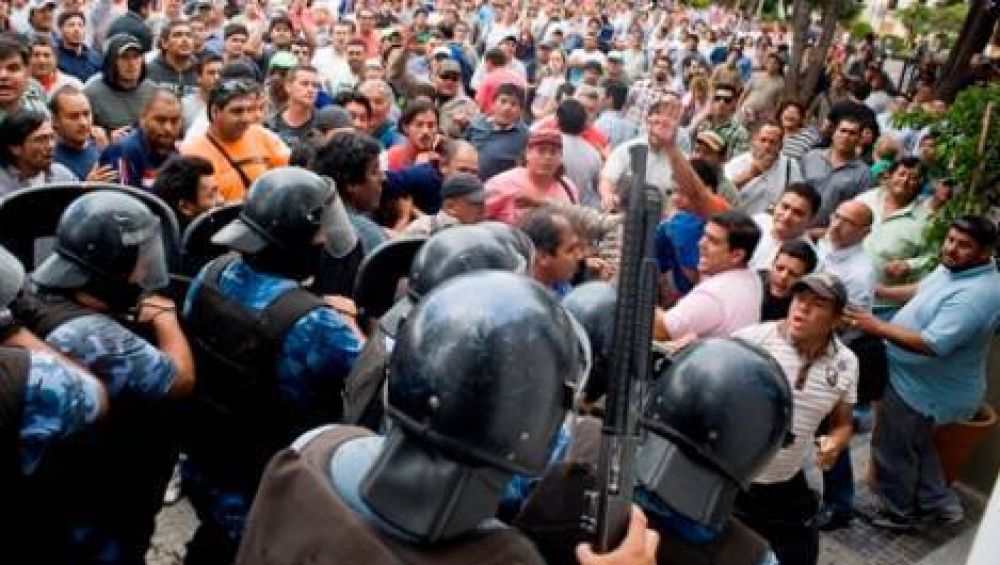 Empleados del Estado reclamaron frente a Casa de Gobierno