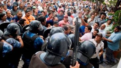 Empleados del Estado reclamaron frente a Casa de Gobierno