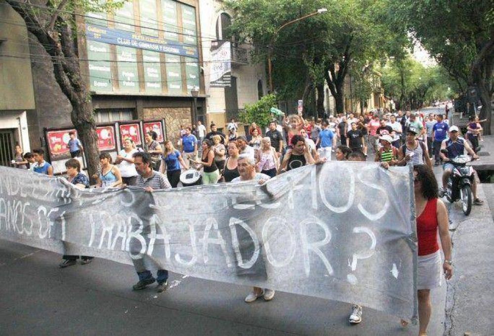 Tras el rechazo al ofrecimiento oficial, el reclamo policial suma confusi�n e incertidumbre