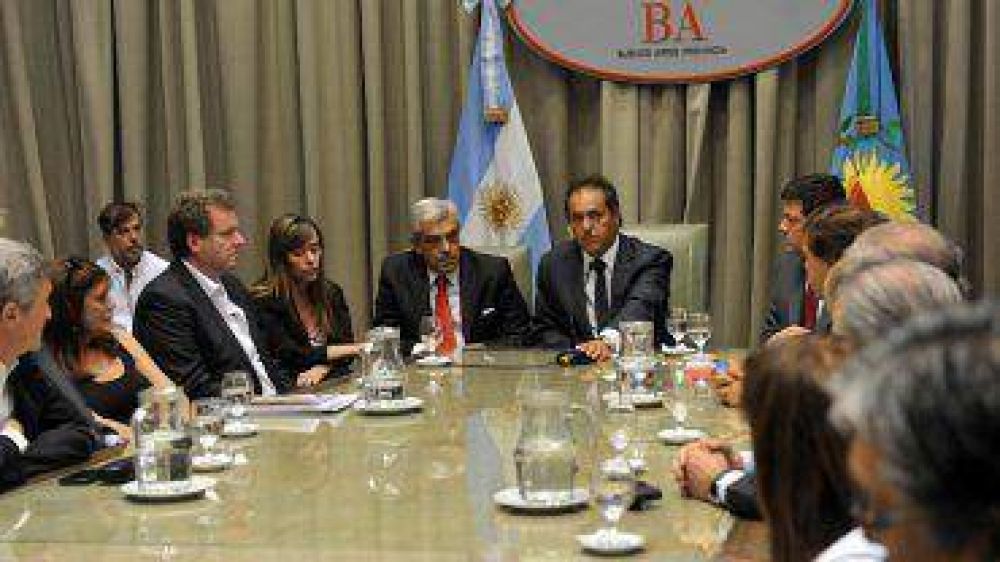 Con opositores, Scioli advirti� que la protesta policial puso �en riesgo la vida de la gente�