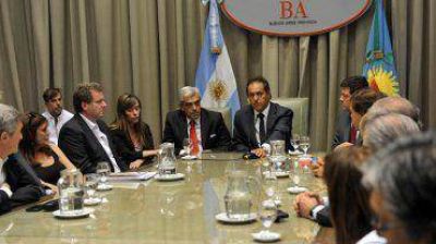 Con opositores, Scioli advirti� que la protesta policial puso �en riesgo la vida de la gente�