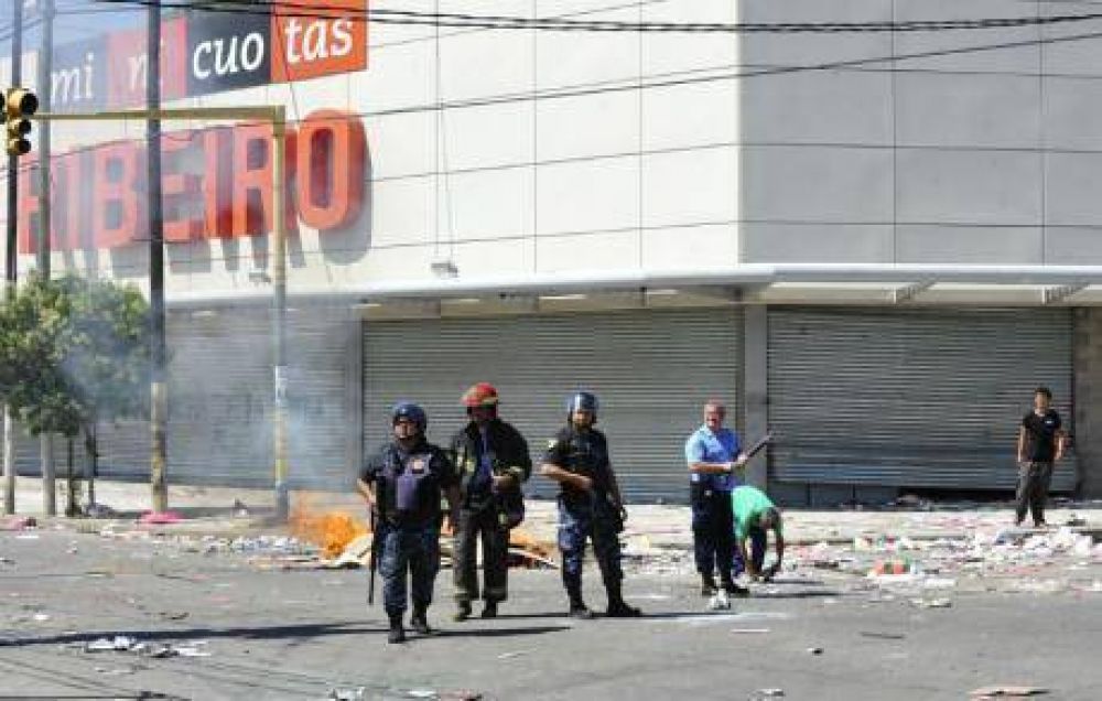 Involucran a autoridad de un centro vecinal en los saqueos