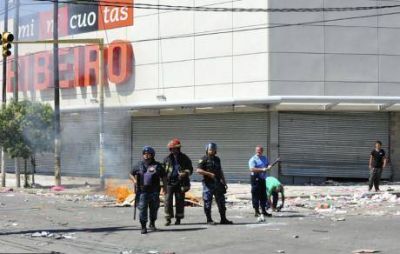 Involucran a autoridad de un centro vecinal en los saqueos