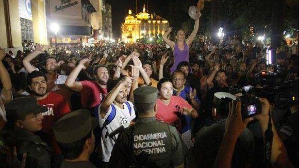 La polic�a abandon� a la poblaci�n y luego reprimi� violentamente