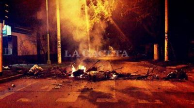 Vecinos apostaron por barricadas, palos y armas para protegerse