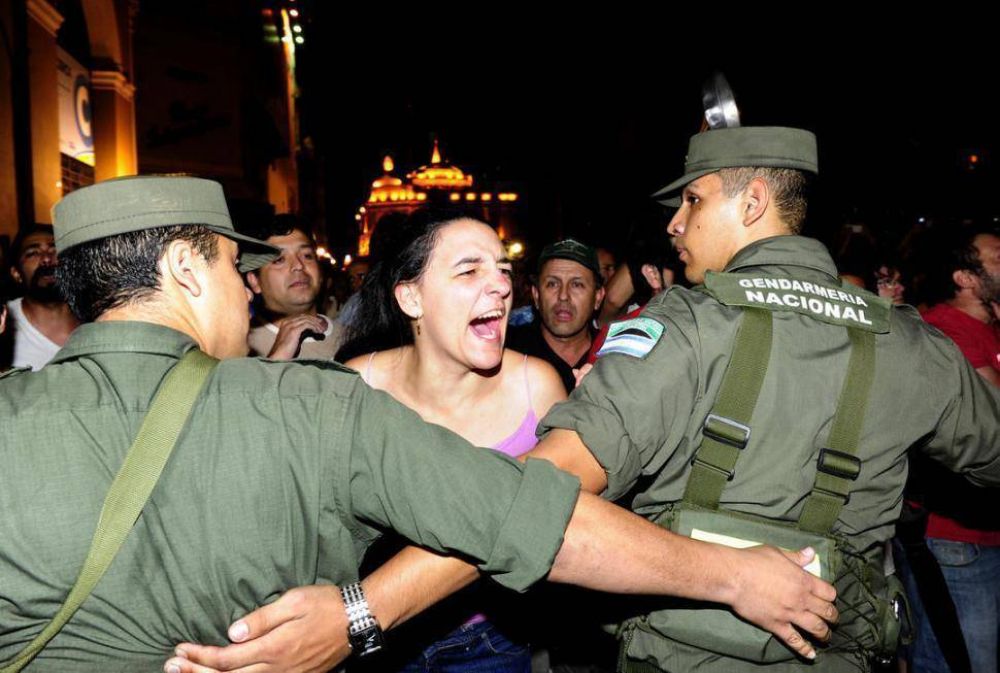 La noche de las cacerolas acab� en represi�n